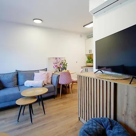 Spacious With A Terrace, Casa de Férias *