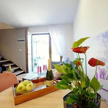 Spacious With A Terrace, Casa de Férias