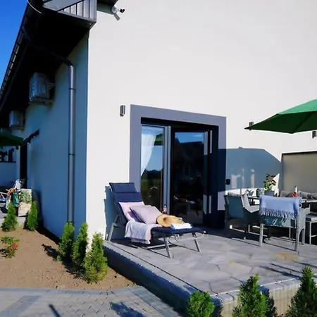 Spacious With A Terrace, Casa de Férias *