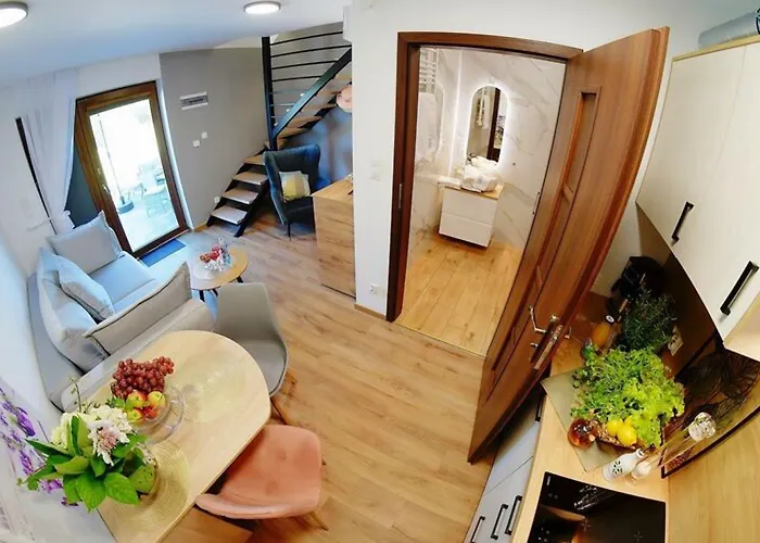 Spacious With A Terrace, Hébergement de vacances